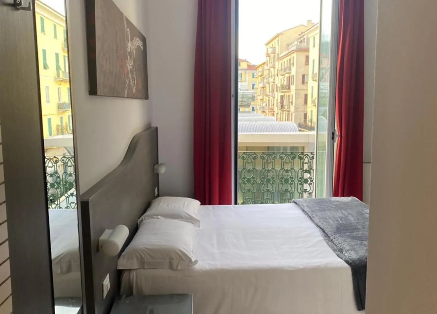Pensjonat 54 Rosselli Rooms La Spezia
